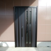 【YKKドアリモS14v】事務所入り口の簡易な玄関ドアを高級感のあるドアリモに交換