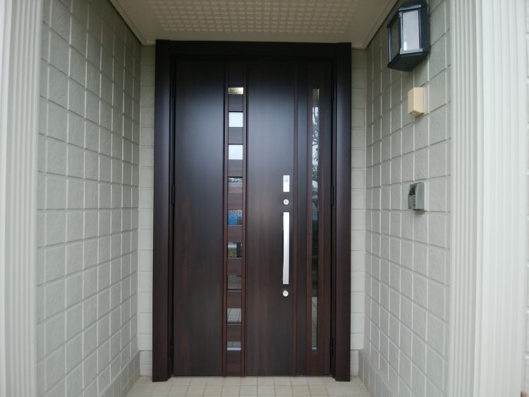 玄関ドアのリフォームの費用 かかる費用の目安と安くする方法 玄関ドアリフォームの玄関ドアマイスター