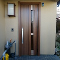 【LIXILリシェントM83型】在来住宅の木製玄関ドアを木目調の風が通せるドアでリフォームした事例です