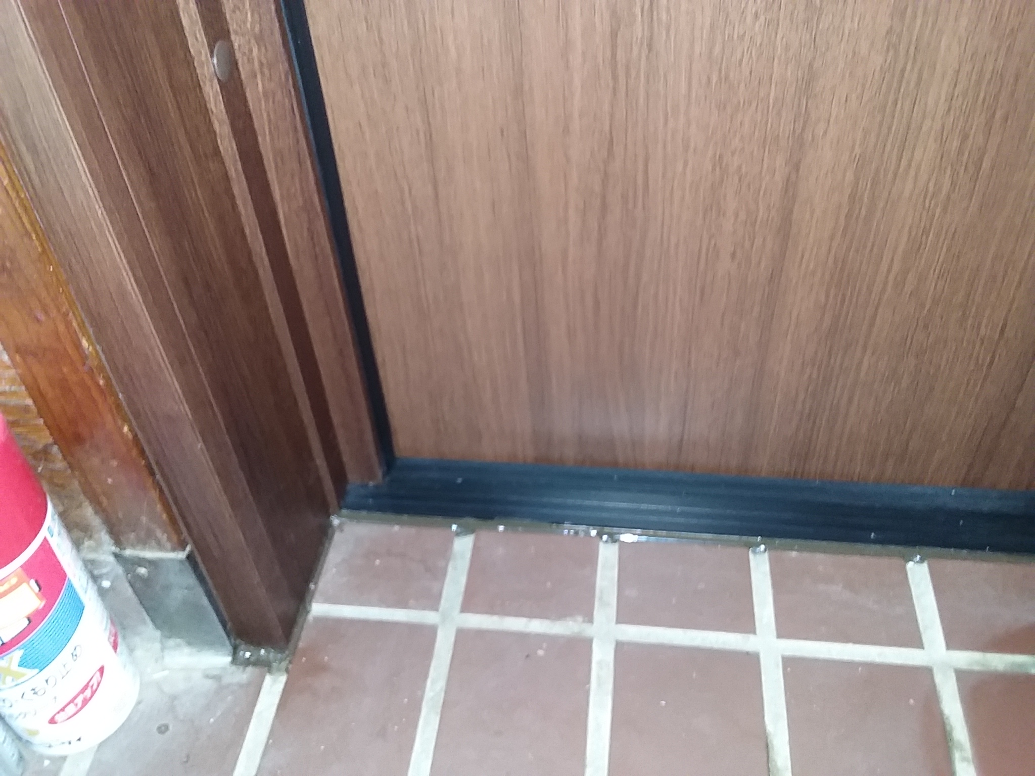 玄関ドアに隙間が生じるとどうなるの？ 玄関ドアリフォームの玄関ドアマイスター