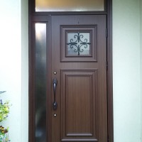 【YKKドアリモU07ｖ】木製の玄関ドアを断熱タイプの木目調ドアリモでリフォームした事例です