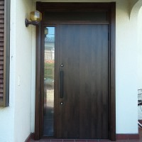 【LIXILリシェントM17型】寒くない玄関にするために断熱タイプのドアにリフォームした事例です