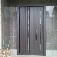 【LIXILリシェントG12型】セキスイハウスの木製玄関ドアを木目調のLIXILリシェントでリフォームした事例です