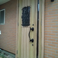 【LIXILリシェントD41型】片袖枠ランマ付きの玄関ドアをランマ無し親子ドアにリフォームした事例です