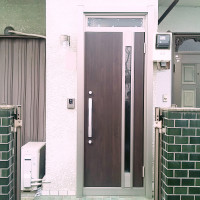 【LIXILリシェントM78型】アルミの玄関ドアを断熱タイプの木目調ドアにリフォームした事例です