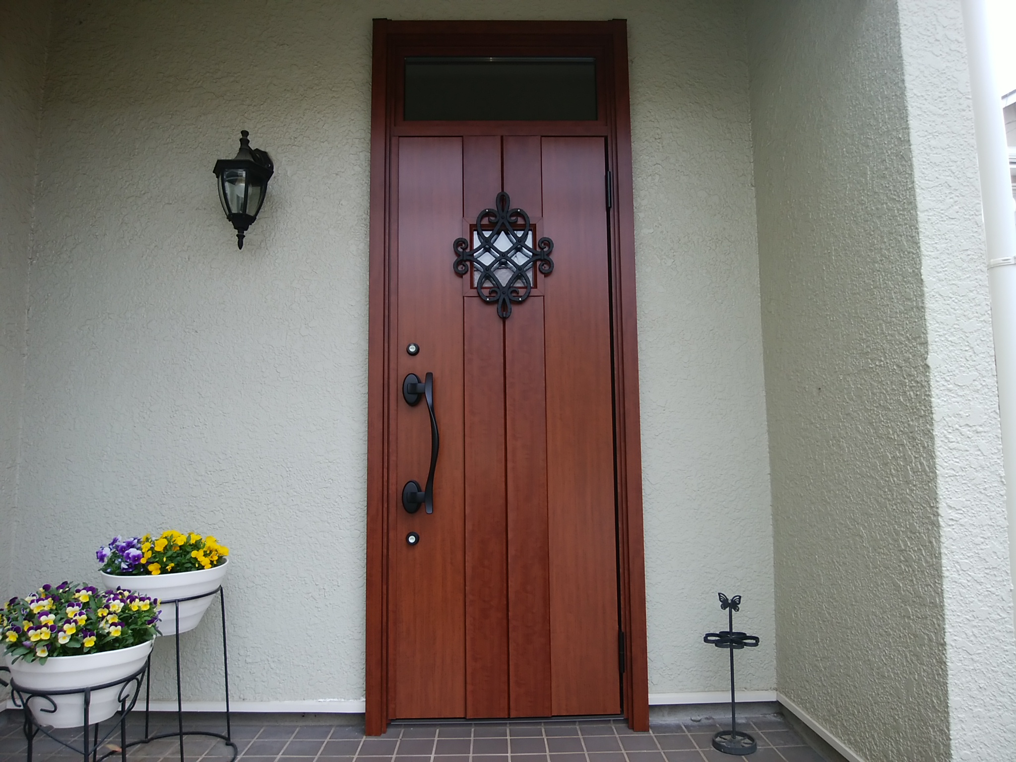 【LIXILリシェントD77】木製玄関ドアの雰囲気そのままで交換リフォーム（柏市の工事事例）玄関ドアのリフォームなら玄関ドアマイスターへお