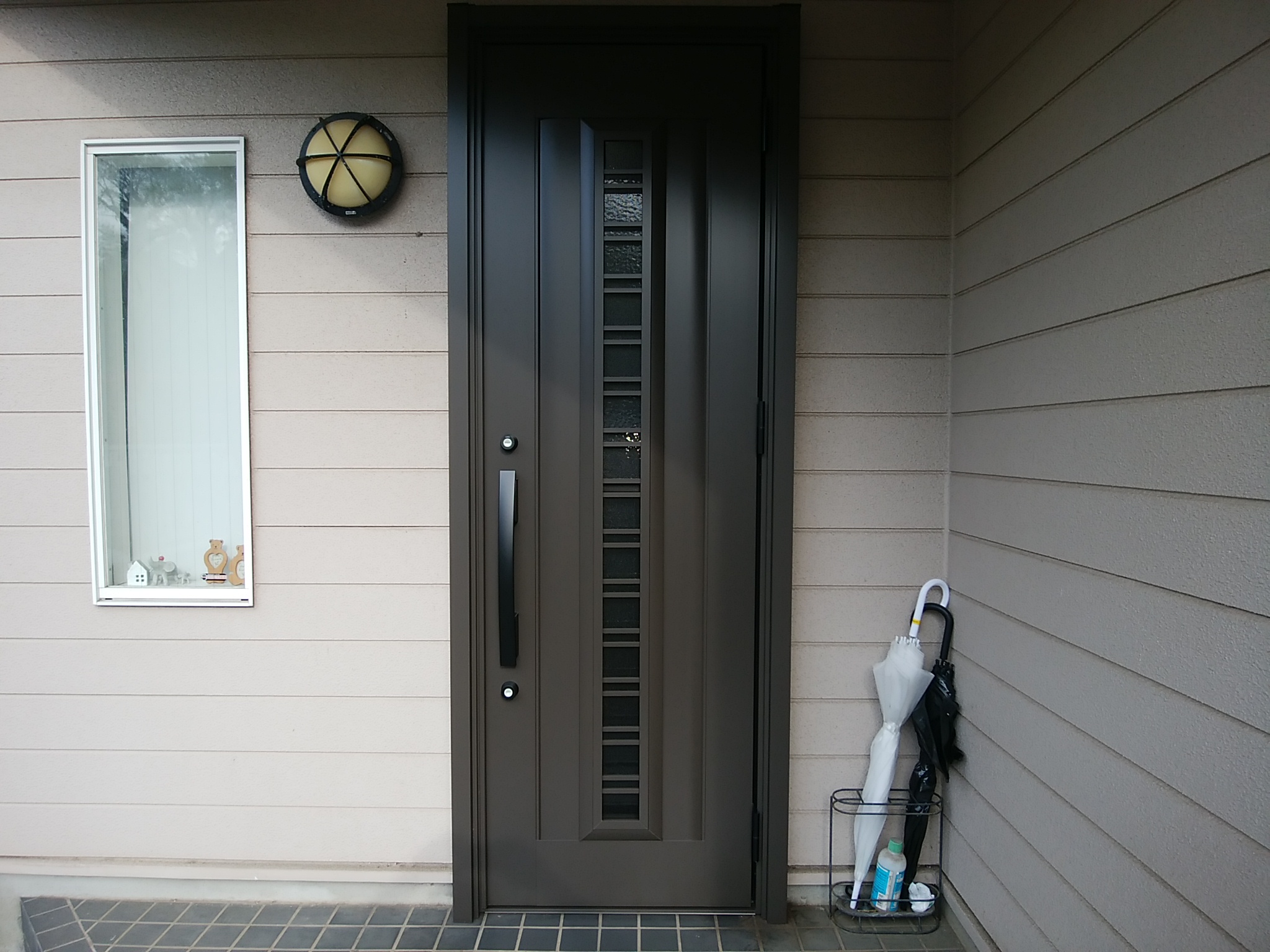 LIXILリシェントC83N】玄関ドアのカラーを変えてイメチェン（佐倉市の工事事例） | 玄関ドアリフォームの玄関ドアマイスター