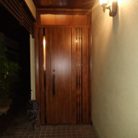 【LIXILリシェントM83型】木製の玄関ドアを採風タイプのドアにリフォーム（取手市の工事事例）