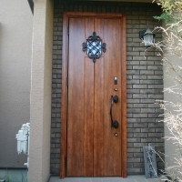 【LIXILリシェント　D77型】アルミ色の玄関ドアを木目調のドアにリフォーム（取手市の工事事例）