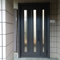 【LIXILリシェントC16N】ドアの開き方を左右逆にした玄関ドアリフォーム事例です
