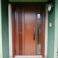 【LIXILリシェントM83型】セキスイハイムの木製玄関ドアを木目調の採風ドアにリフォームした事例です（茂木町の工事事例）