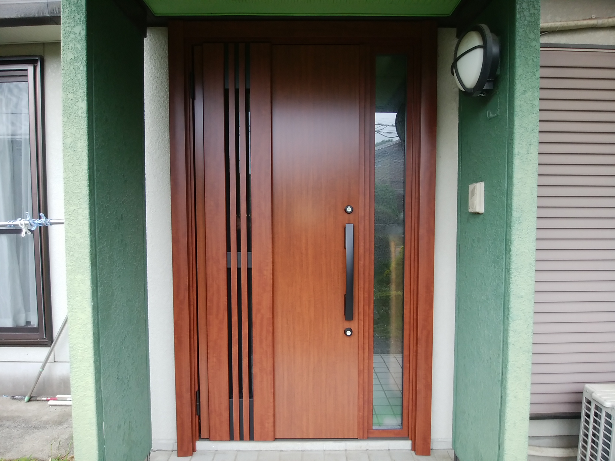 【LIXILリシェントM83型】セキスイハイムの木製玄関ドアを木目調の採風ドアにリフォームした事例です（茂木町の工事事例）玄関ドアの
