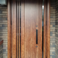 【LIXILリシェントM83型】木製玄関ドアを木目調の採風ドアにリフォーム。ランマを無くして親子ドアにしています（柏市の工事事例）