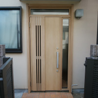 【LIXILリシェントM83型】木製の玄関ドアを採風タイプのリシェントでリフォームした事例です（東京都西東京市の工事事例）
