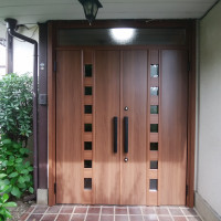 【LIXILリシェントM28型】両袖ドアを両開きドアにリフォームしました（埼玉県東松山市の事例）