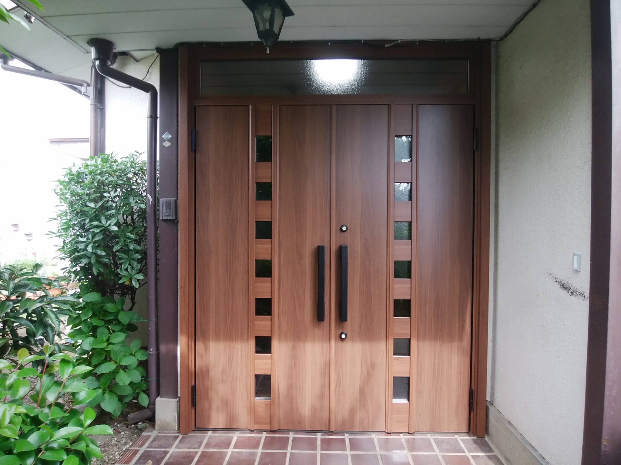 【LIXILリシェントM28型】両袖ドアを両開きドアにリフォームしました（埼玉県東松山市の事例）玄関ドアのリフォームなら玄関ドアマイスターへ