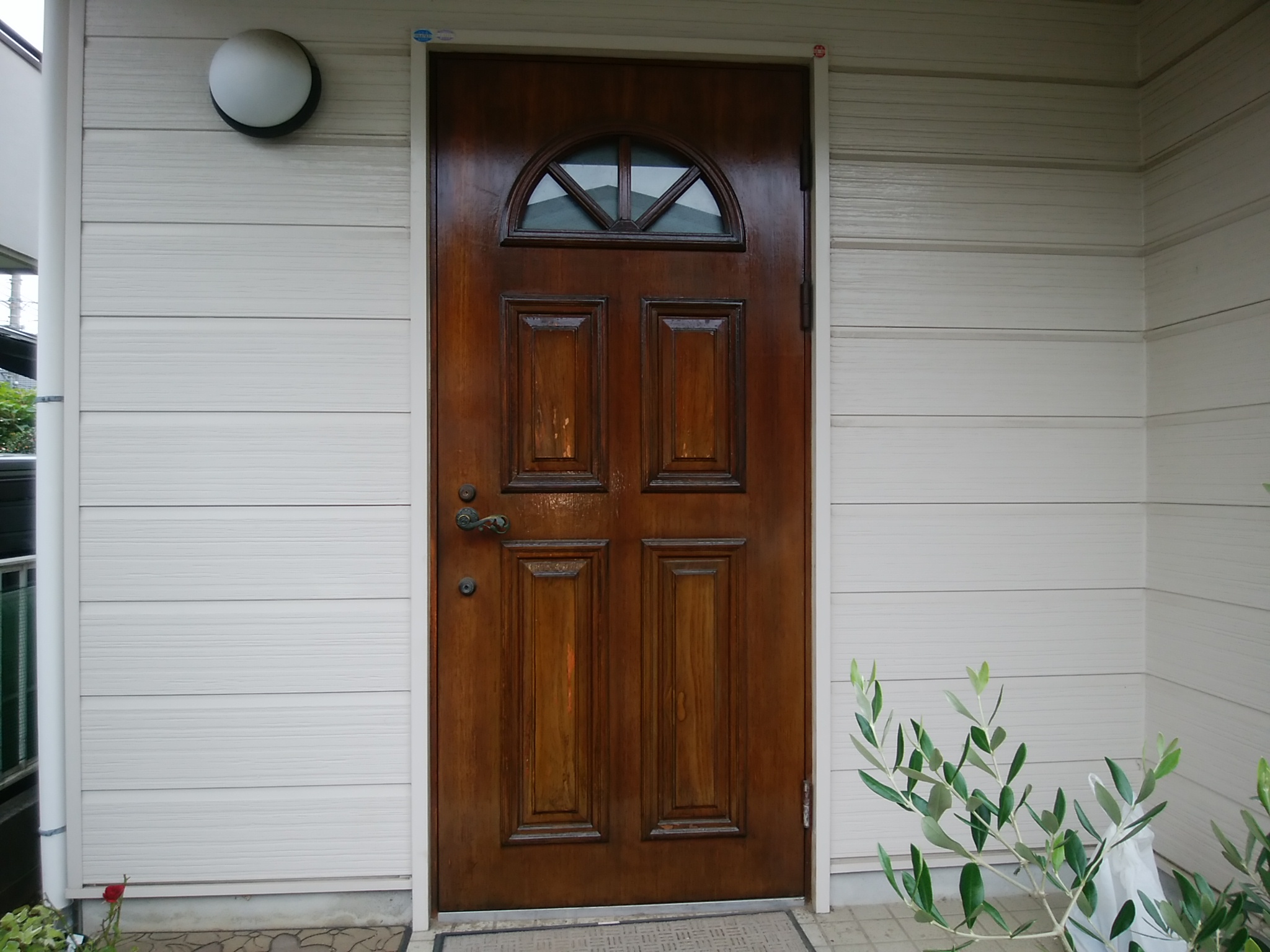 【LIXILリシェントM28型】木製の玄関ドアをLIXILリシェントでリフォームしました（春日部市の工事事例）玄関ドアのリフォームなら玄関