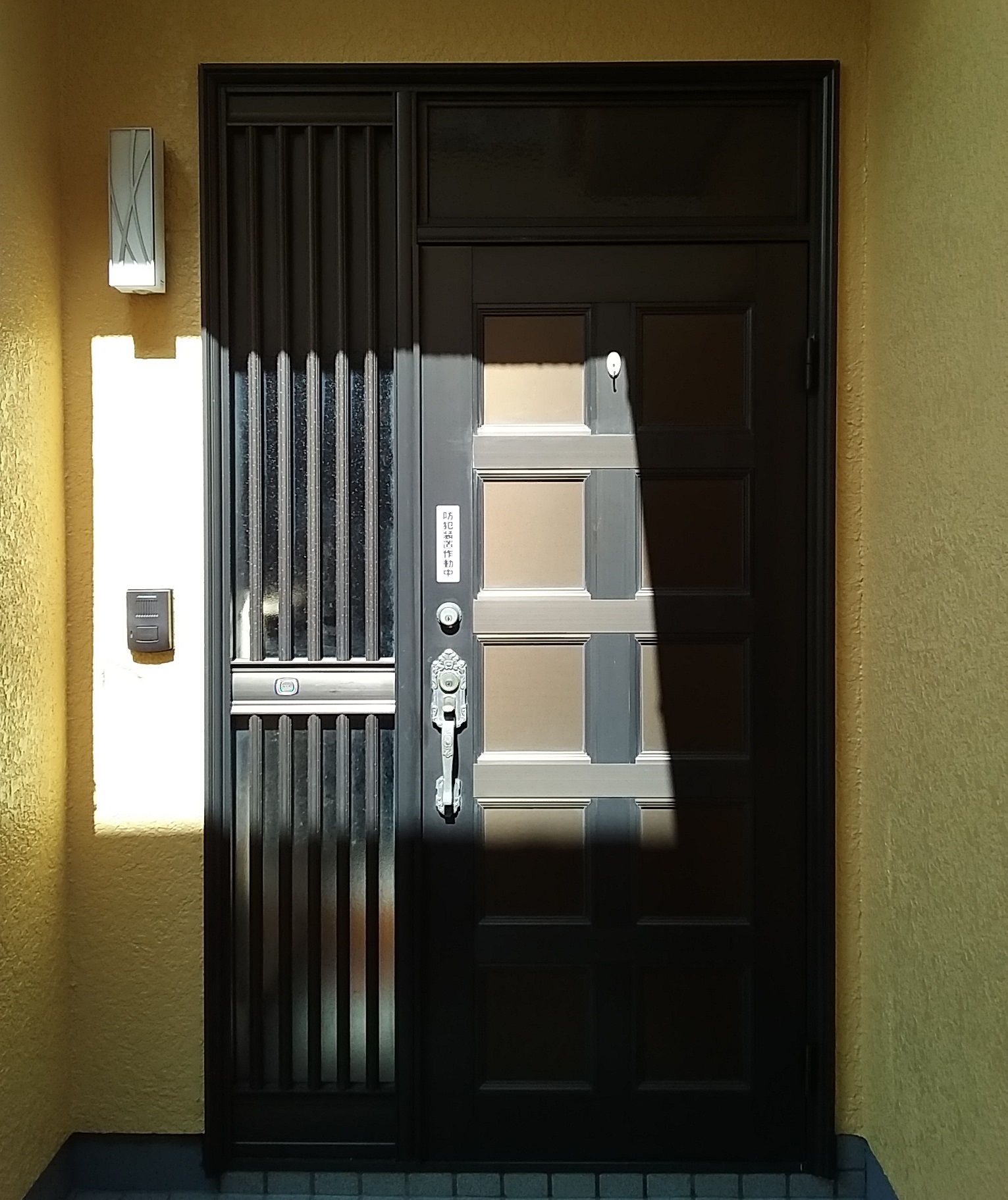 ドアが枠に当たるようになってすれていました（川越市の玄関ドアリフォーム事例）LIXILリシェントC15型玄関ドアの