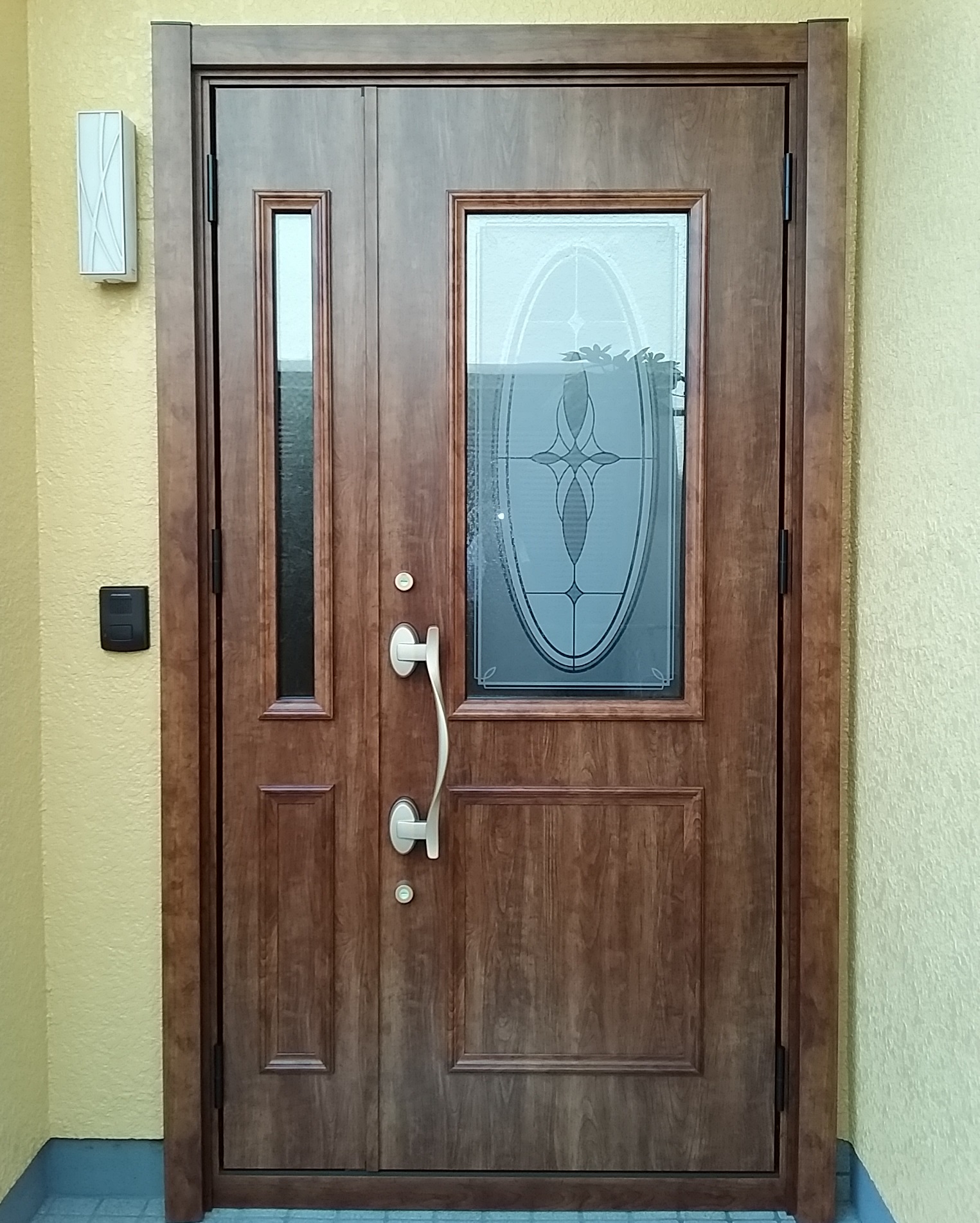 ドアが枠に当たるようになってすれていました（川越市の玄関ドアリフォーム事例）LIXILリシェントC15型玄関ドアのリフォームなら玄関ドア
