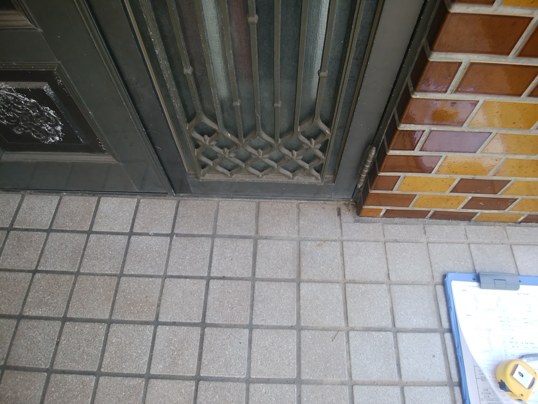 Lixilリシェントm28型 珍しいポスト口 付きの親子ドアへのリフォームです 東京都品川区の工事事例 玄関ドアのリフォームなら玄関ドアマイスターへお任せください