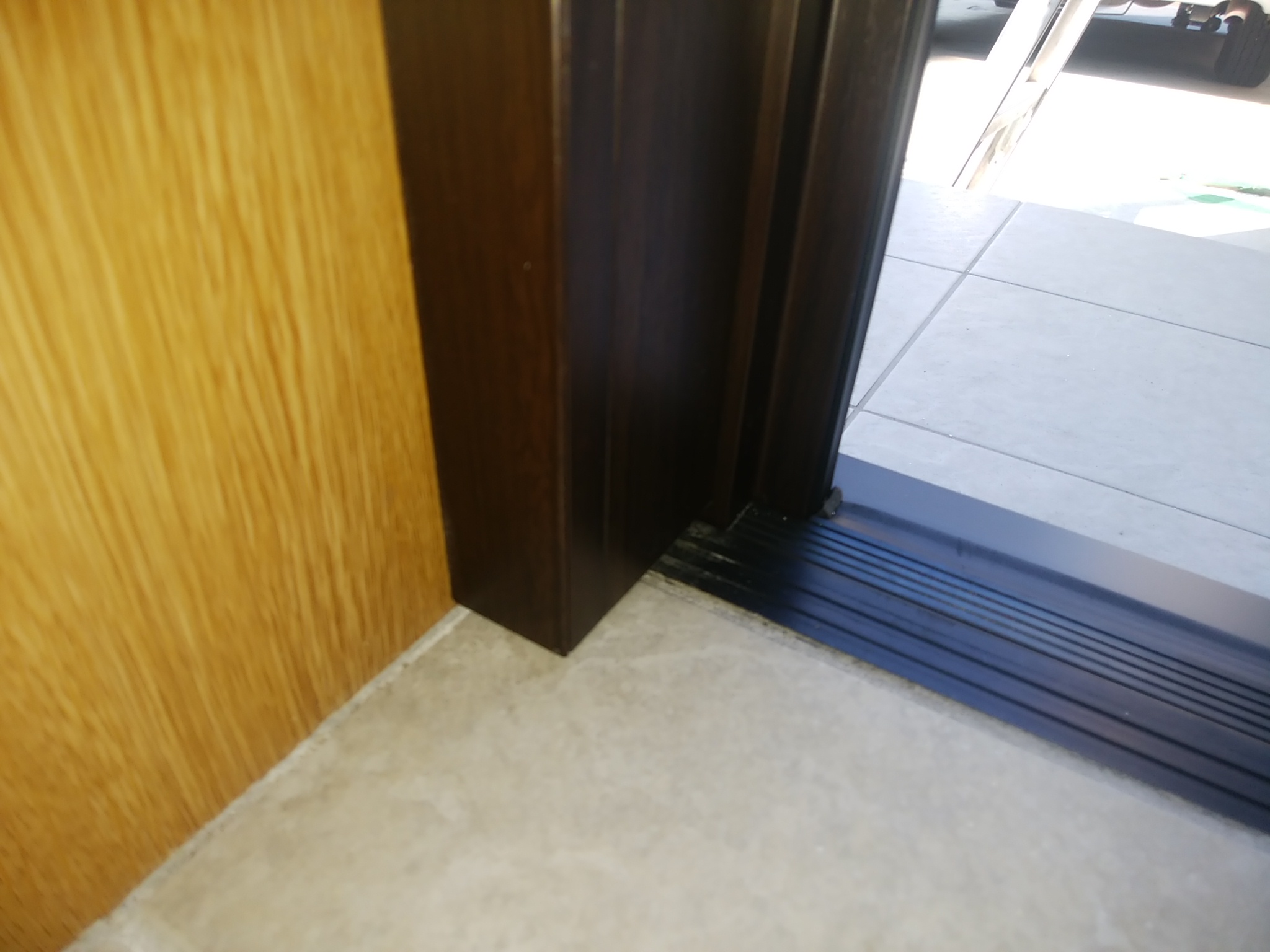 ドアの開き方は左右変えられます 千葉県市川市の工事事例 Lixilリシェントm28型 玄関ドアのリフォームなら玄関ドアマイスターへお任せください