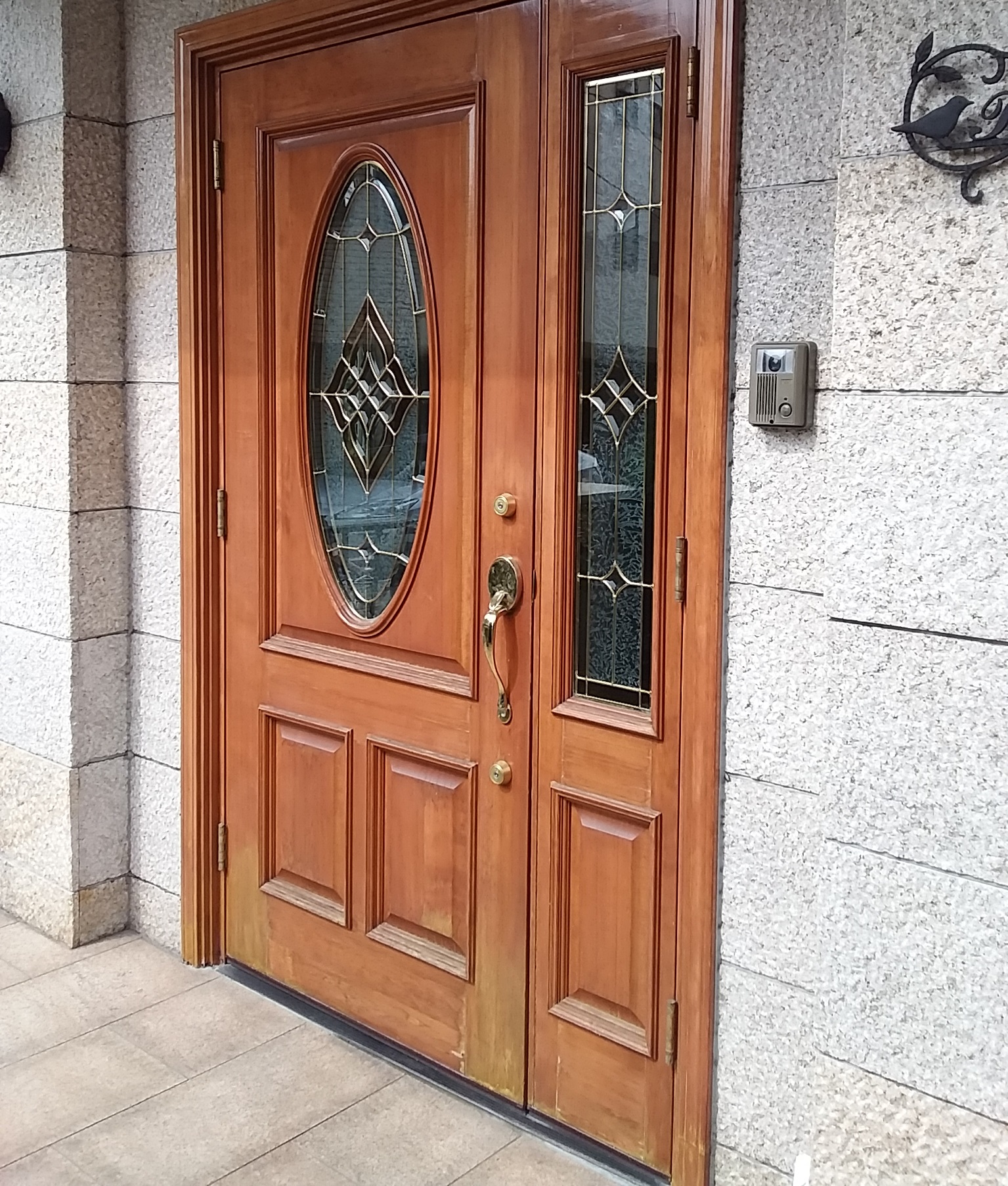 木製ドアは下のほうから腐ってきます 東京都大田区の工事事例 Lixilリシェントc15型 玄関ドアのリフォームなら玄関ドアマイスターへお任せください