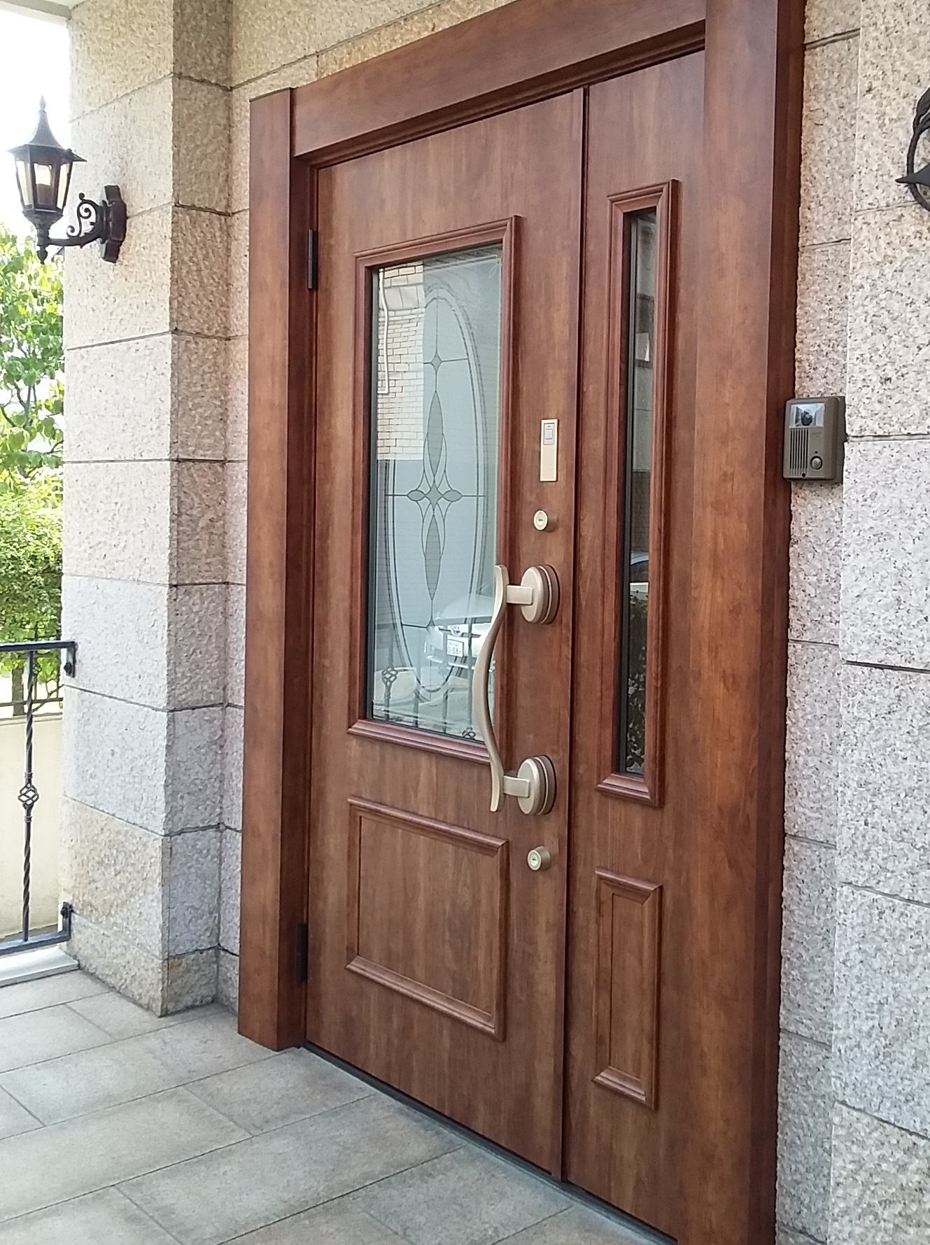 木製ドアは下のほうから腐ってきます（東京都大田区の工事事例）LIXILリシェントC15型玄関ドアのリフォームなら玄関ドアマイスターへお任せください