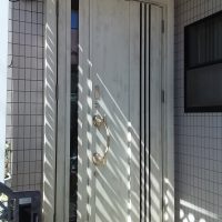 ワンちゃんにやさしい玄関ドア（千葉県松戸市の工事事例）LIXILリシェントM83型