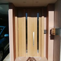 ドア表面の汚れが落ちなくなってしまったドア（東京都江東区の工事事例）LIXILリシェントG12型