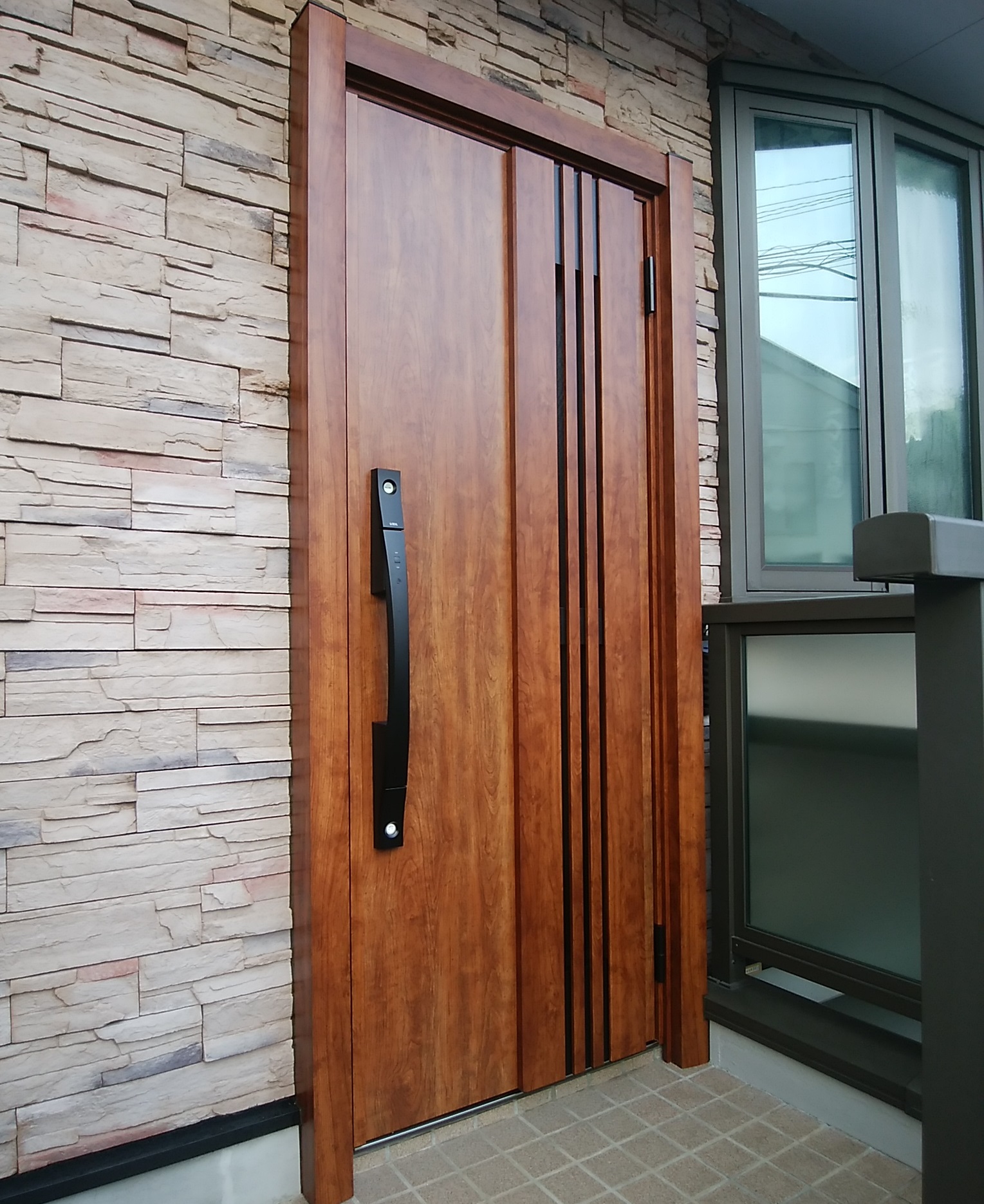 木目調の玄関ドアに交換するとこんなに高級感が出ます 東京都江戸川区の工事事例 Lixilリシェントm型 玄関ドアのリフォームなら玄関ドア マイスターへお任せください