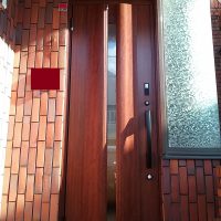 ランマがドアと同じ木のドア風になっている玄関（東京都江戸川区の工事事例）LIXILリシェントG12型