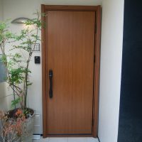 アルミ色のドアを木目調ドアリモでリフォームした事例です【YKKapドアリモP01v】東京都世田谷区の工事事例