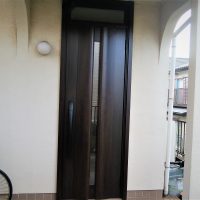 塗装がはがれてきた玄関ドアを交換（千葉県柏市の工事事例）LIXILリシェントG12型
