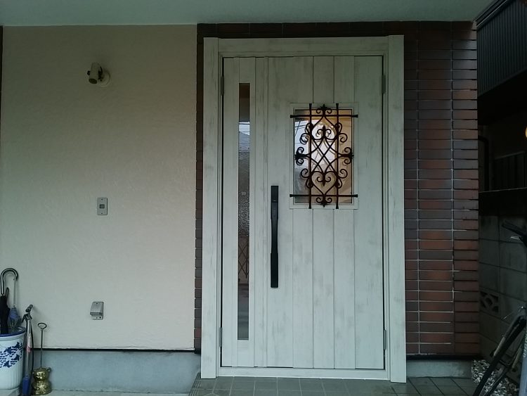おしゃれで便利な玄関のインテリアをご紹介 玄関ドアリフォームの玄関ドアマイスター