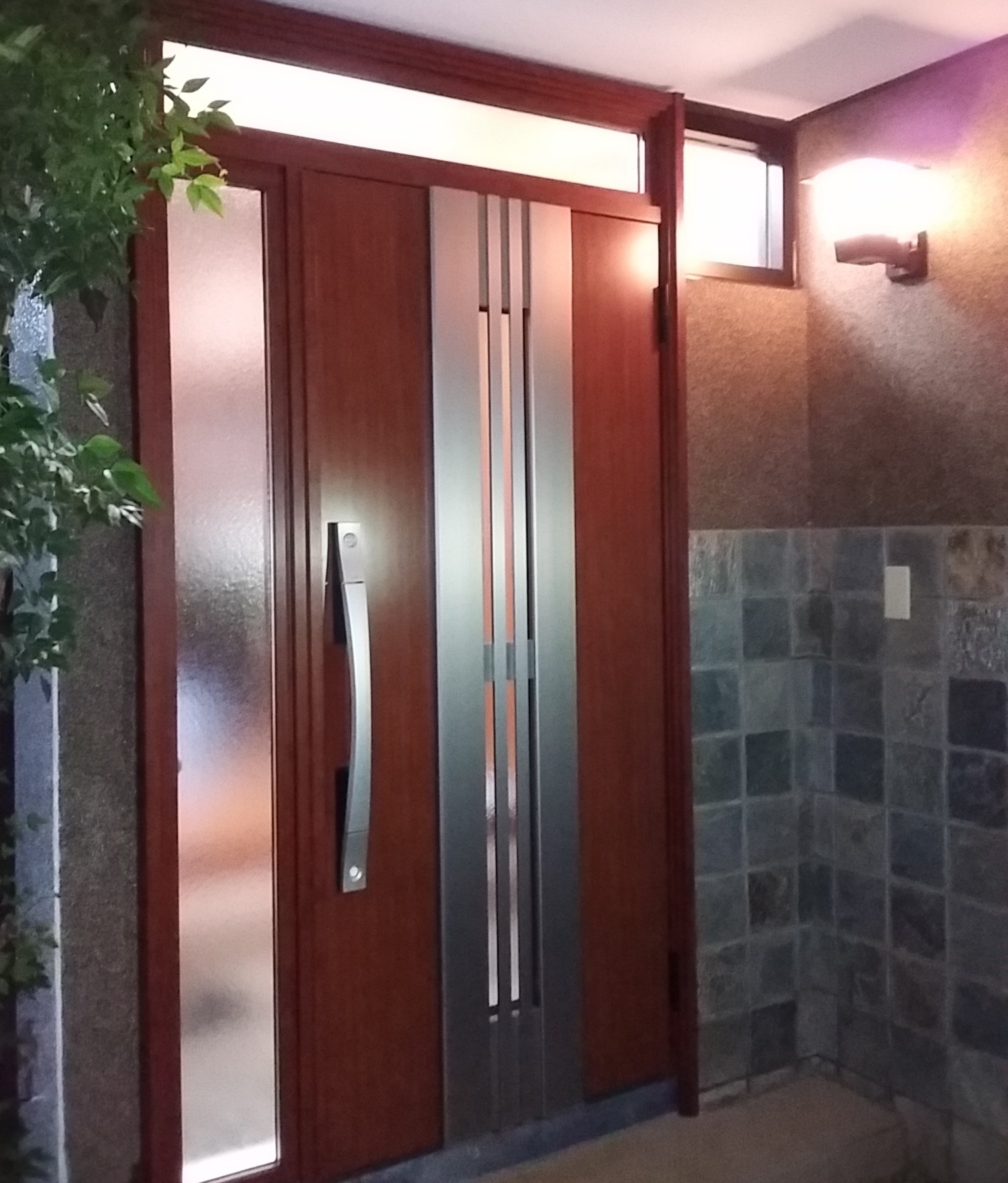 LIXILリシェントM84型】変則的な納まりの玄関ドアをリフォーム（千葉県 