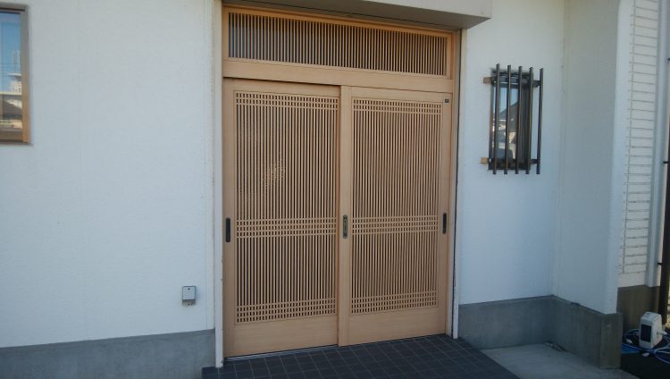 玄関引戸を取り替える方法。まずは見積もりから！ | 玄関ドアリフォームの玄関ドアマイスター