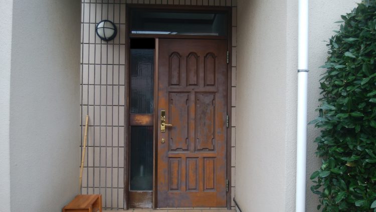 劣化した木製ドアはリフォームして改善する 玄関ドアリフォームの玄関ドアマイスター