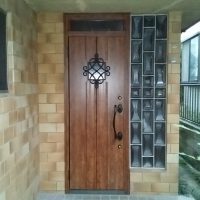 ガラスブロックがある玄関ドアをリフォーム（埼玉県草加市の工事事例）LIXILリシェントD77型