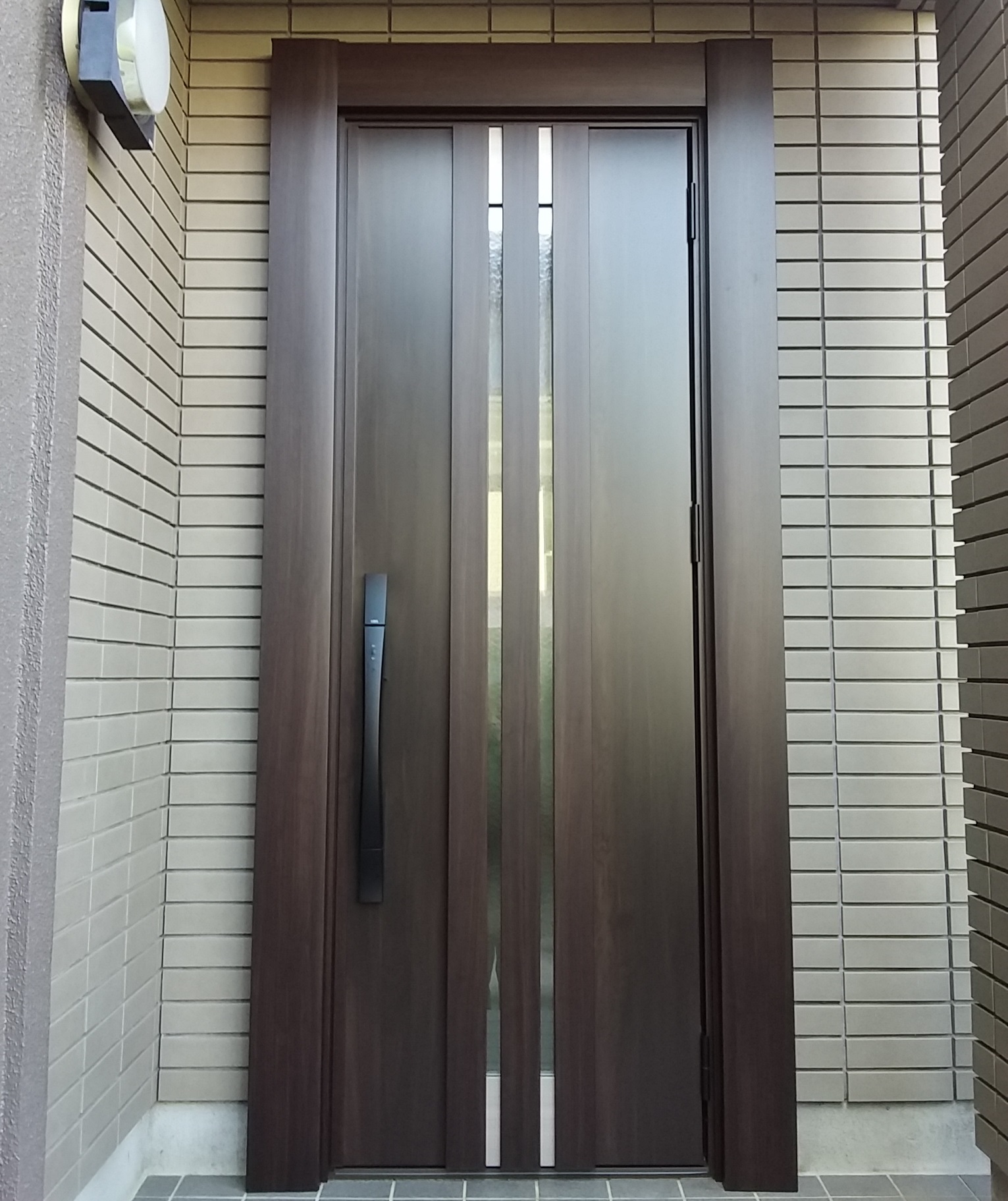ドアの幅でデザインの印象が変わることがあります【LIXILリシェントM27型】千葉県松戸市の工事事例 | 玄関ドアリフォームの玄関ドアマイスター