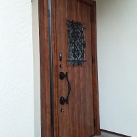 グレーのドアを木目調にして格調ある玄関ドアに【LIXILリシェントD41型】千葉県野田市の工事事例