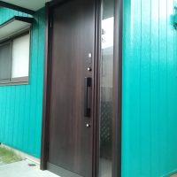 日焼けで変色してしまったドアをリシェントで交換【LIXILリシェントM17型】千葉県香取市の工事事例