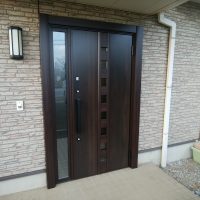 【LIXILリシェントM28型】パナホームの白い玄関ドアを木目調のドアに交換（千葉県成田市の工事事例）