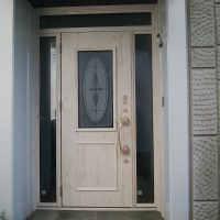 【LIXILリシェント C15型】木製の玄関ドアを白系の木目調ドアにリフォーム