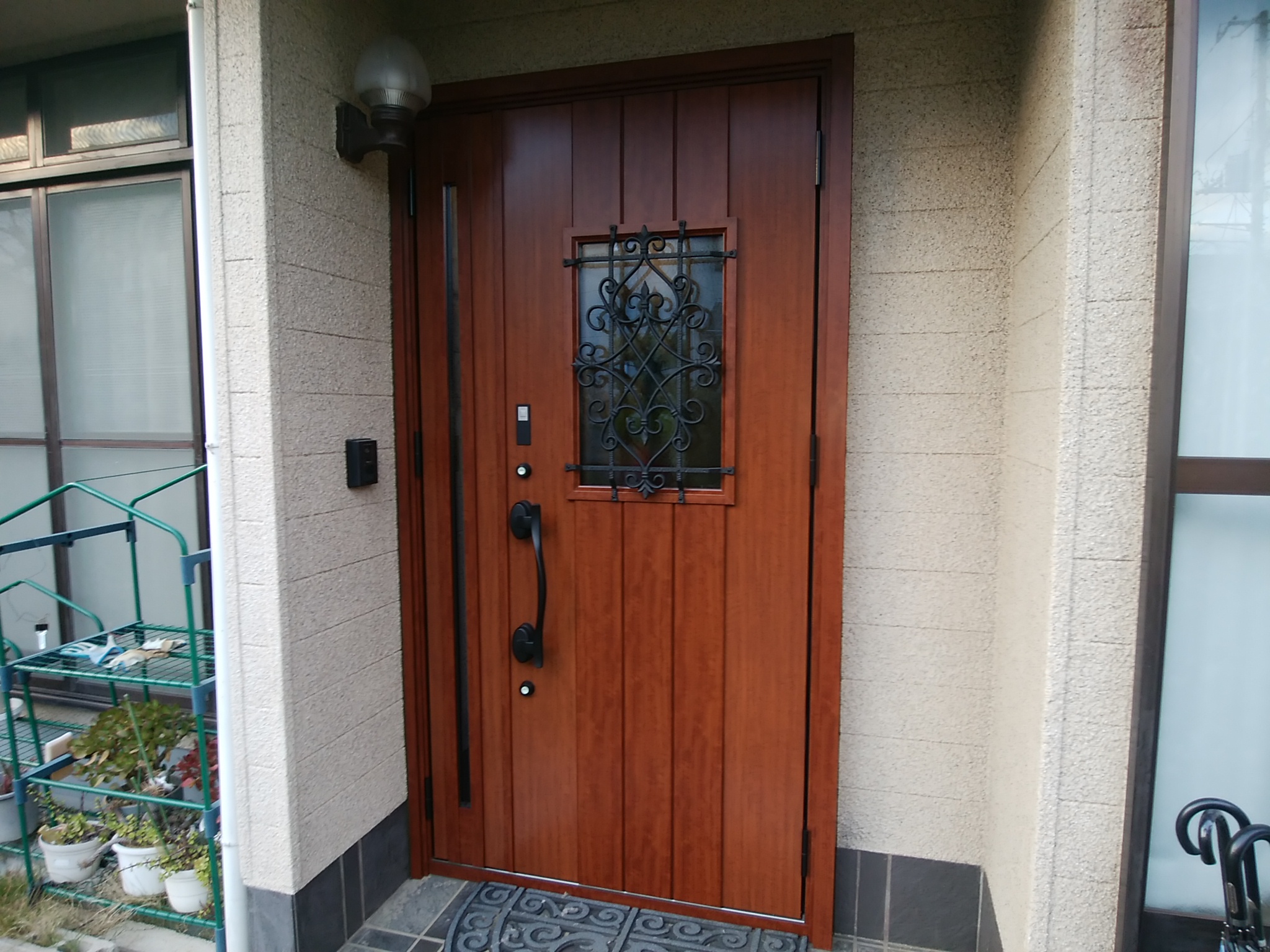 【LIXILリシェント D41型】30年くらい前のランマ付きのアルミドアを木目調リシェントでリフォーム | 玄関ドアリフォームの玄関ドアマイスター