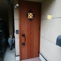 【LIXILリシェント D77型】色褪せたアルミのドアを木目調のリシェントでリフォーム