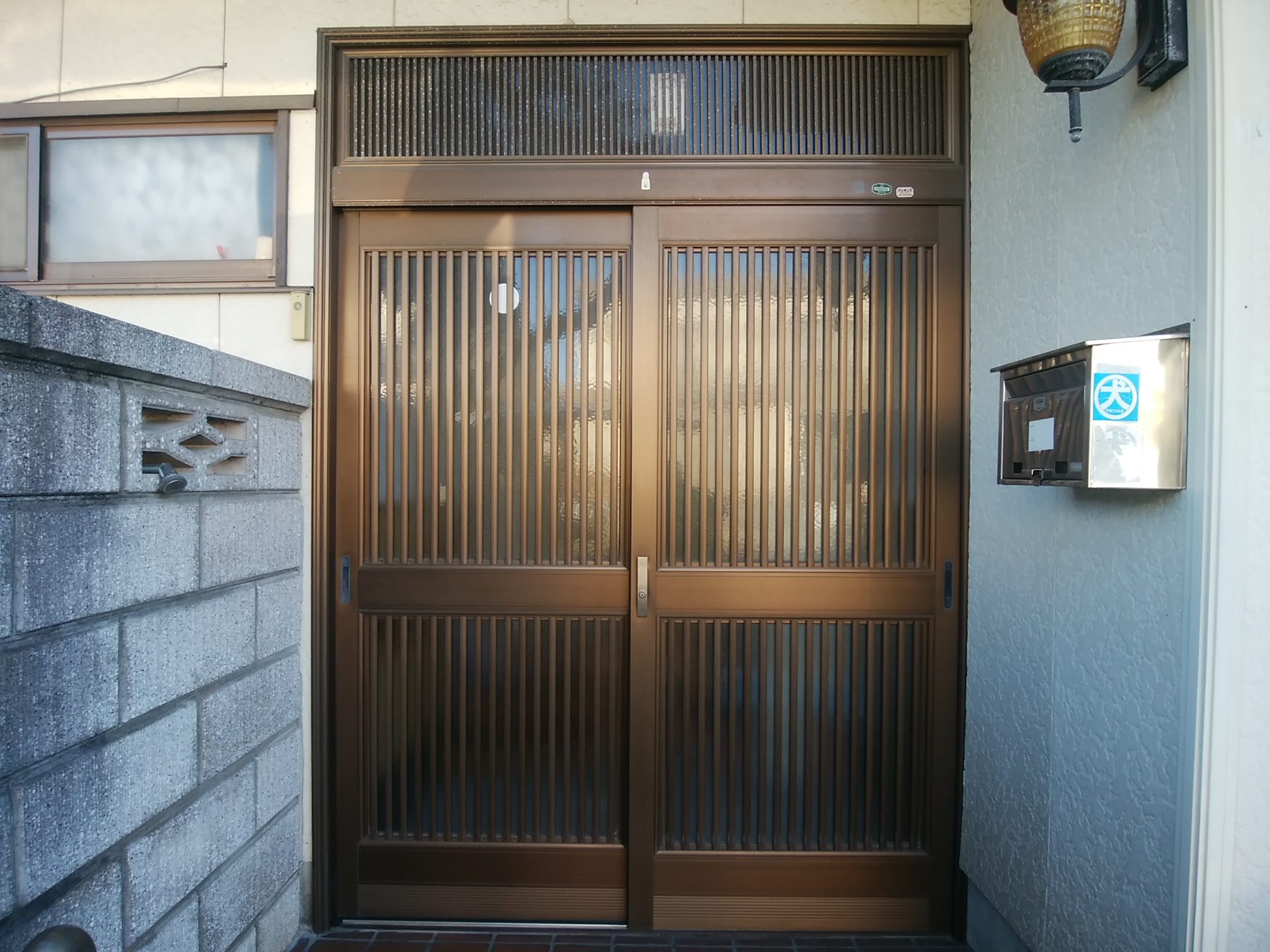【LIXILリシェント D77型】引戸の玄関を開き戸にリフォームした事例玄関ドアのリフォームなら玄関ドアマイスターへお任せください