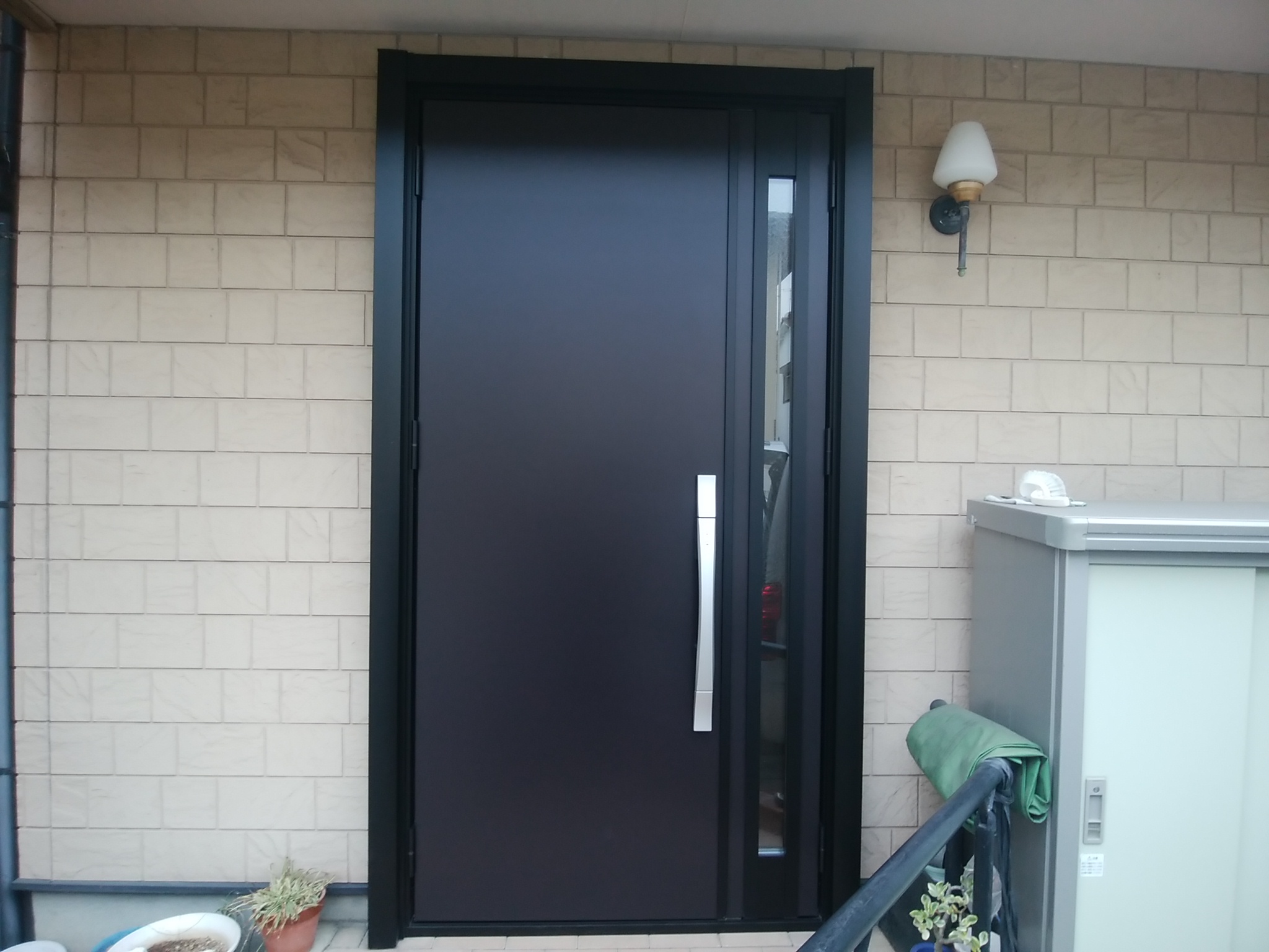プライバシーを守れるガラスのないドアにリフォーム【LIXILリシェントM17型】千葉県松戸市の工事事例玄関ドアのリフォームなら玄関ドア
