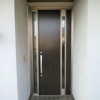 日当たりが強い場所には木製ドアは向きません【LIXILリシェントM78型】茨城県水戸市