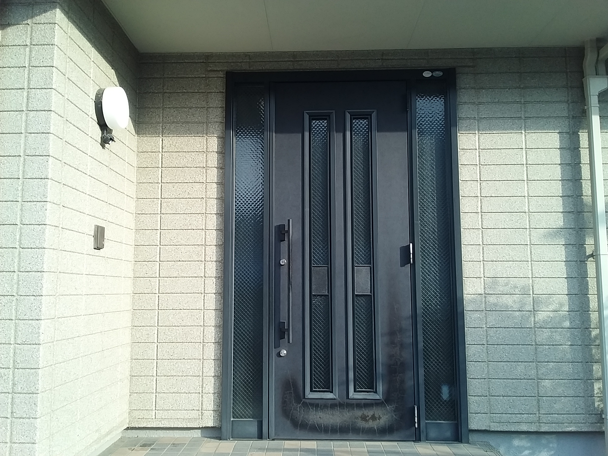 ヘーベルハウスの玄関ドアをリシェントでリフォーム【LIXILリシェントG82型】埼玉県八潮市の工事事例玄関ドアのリフォームなら玄関ドア