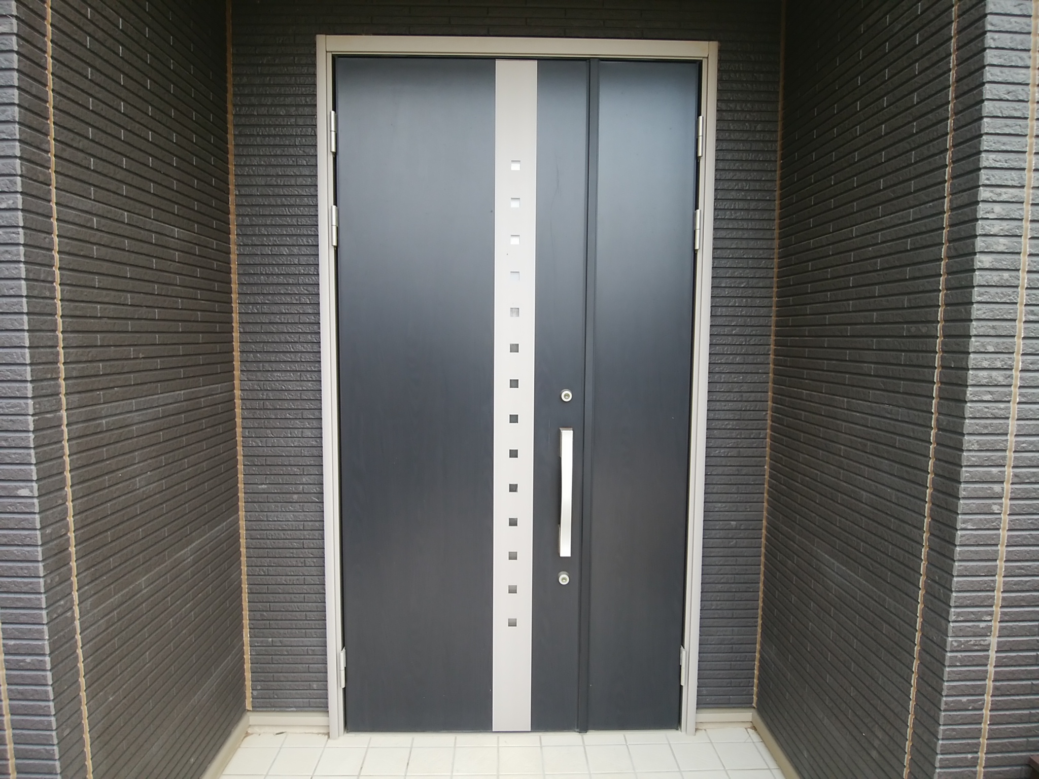 昼間でも電気を点けないと暗いドアを明るくしました 茨城県つくば市の工事事例 Lixilリシェントg型 玄関ドアのリフォームなら玄関 ドアマイスターへお任せください